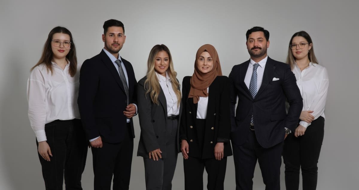 Über uns Akliman Personaldienstleistung – Teamfoto mit Geschäftsführung und Mitarbeiter