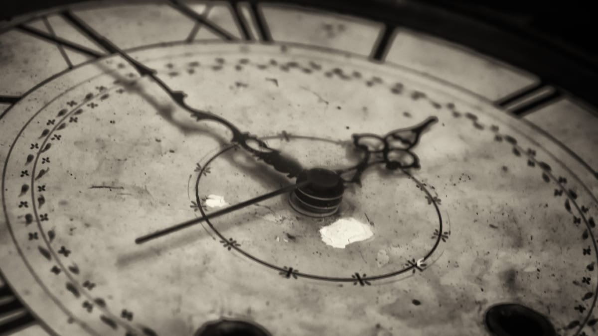 Antike Uhr, Symbol für die lange Unternehmenshistorie von Akliman Personaldienstleistung
