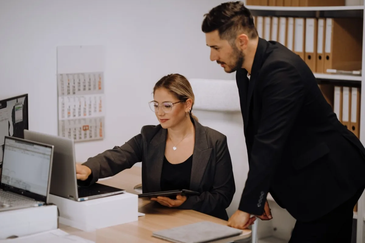Ramazan und Seda Öztürk bei der Zusammenarbeit im Büro von Akliman Personaldienstleistung, um innovative Personalstrategien für Unternehmen zu entwickeln.