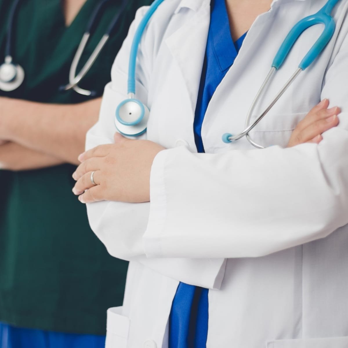 Pflege und Gesundheit Ärzte und Pflegepersonal in einem Besprechungsraum Teamarbeit und Expertise im Gesundheitswesen.