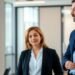 Menschen unterhalten sich in einem modernen Büro mit blauen Akzenten.