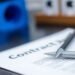 Vertrag mit Stift und blauen Akzenten