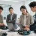 Ingenieure arbeiten gemeinsam an E-Auto-Komponenten im modernen Büro.