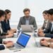 Menschen arbeiten mit digitalen Geräten im Büro.