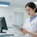 HealthTech in der Pflege: Wie technologische Innovationen den Personalbedarf beeinflussen